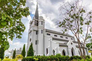 Pak Chong Nakhon Ratchacima Tayland vadi ve doğanın ortasında güzel beyaz kilise