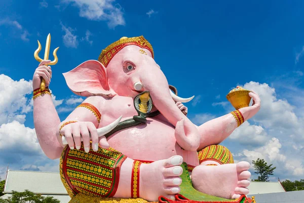 Schöne Ganesh Statue Blauen Himmel Tempel Wird Von Den Menschen — Stockfoto