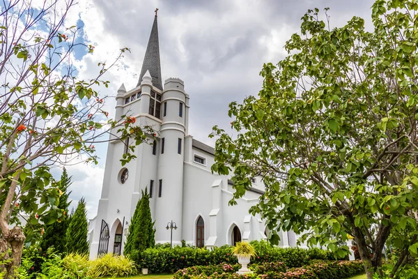 Krásný Bílý Kostel Uprostřed Údolí Příroda Pak Chong Nakhon Ratchacima — Stock fotografie