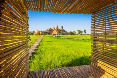 Kanchanaburi Eyaleti, Tayland Yasemin pirinç tarlaları ve bambu çerçeve ile Wat Tham Sua Tapınağı (Tiger Cave Temple) Peyzaj. Herkesin ziyaret etmesi gereken önemli bir dönüm noktası