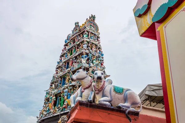 Άγαλμα Αγελάδας Στο Ναό Σρι Μαριαμάν Κοντά Στην Τσάιναταουν Στη — Φωτογραφία Αρχείου