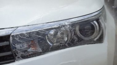 Self Carwash ve Self wash Servisi'nde Araba Yıkama. Köpük ile su farı yakın.