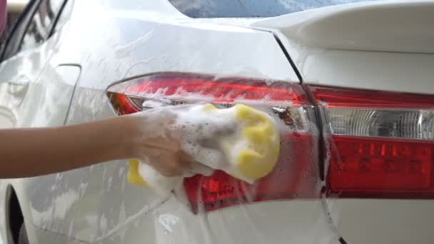 Close Van Vrouw Hand Met Gele Schuim Spons Wassen Auto — Stockvideo