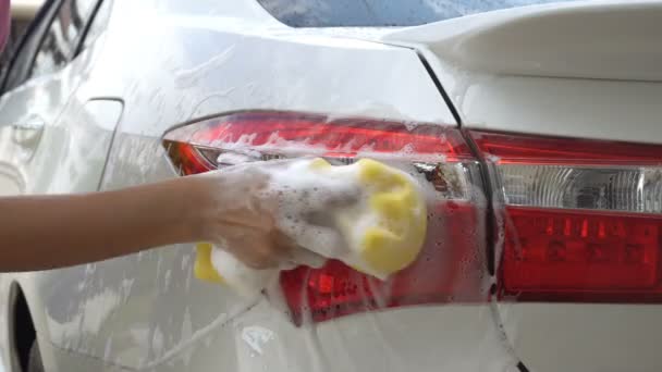 Primer Plano Mano Mujer Con Espuma Amarilla Esponja Lavado Coche — Vídeos de Stock