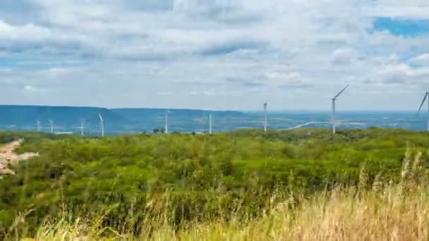 Turbinas Energía Eólica Medio Naturaleza Garganta Árboles Cielo Fondo Generador — Vídeo de stock