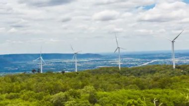 Doğanın ortasında Rüzgar enerjisi türbinleri, geçit ve ağaçlar gökyüzü arka plan, Enerji jeneratör doğa dostu. Bahar tarlası. Zaman atlamalı