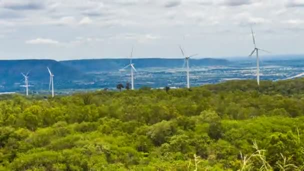 Вітроенергетичні Турбіни Посеред Природи Ущелини Неба Дерев Енергогенеруюча Природа Дружня — стокове відео