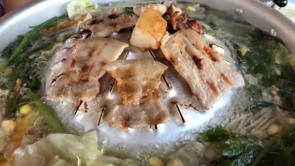 烤盘上的热肉烧烤 泰式韩国烧烤 热锅上有猪肉烤架和蔬菜 — 图库视频影像