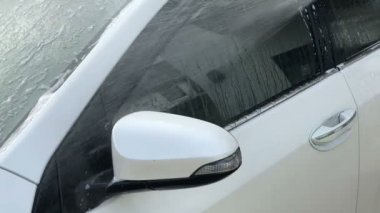 Self Carwash ve Self wash Servisi'nde Araba Yıkama. Köpük ile su ve sprey yan ayna kapatın. Süper yavaş çekim 240 fps.