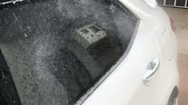 Autowäsche Bei Selbstwaschanlage Und Selbstwaschservice Nahaufnahme Von Wasser Und Seitenspiegel — Stockvideo