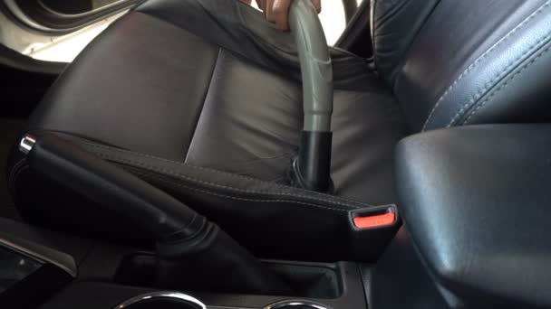 Zbliżenie Próżnia Samochodowa Czyszczenia Wnętrza Samochodu Przez Kobietę Ręką — Wideo stockowe