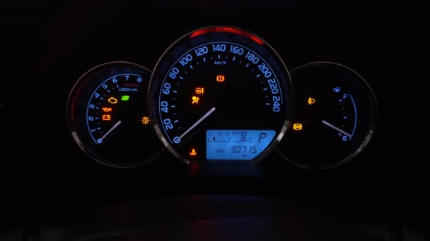 带有各种夜间状态符号的现代汽车仪表板 — 图库视频影像