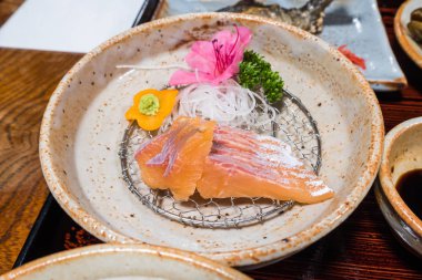 Somon veya Tuna Sashimi masada wasabi ile sebze ve çiçek ile Japon çanak.