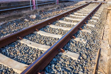 Kırsal Tayland çimento desteği ile tren veya demiryolu rayları yakın