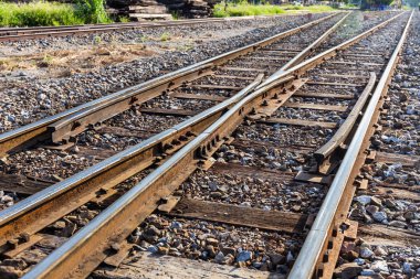 Kırsal Tayland ahşap destek ile eski tren veya demiryolu rayları yönlendirme yakın