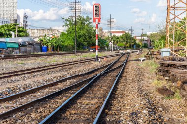 Tayland kırsal trafik ışıkları ile Demiryolu rayları