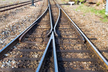 Kırsal Tayland ahşap destek ile eski tren veya demiryolu rayları yönlendirme yakın