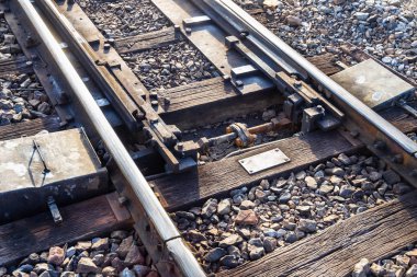 Kırsal Tayland ahşap destek ile eski tren veya demiryolu rayları yönlendirme yakın
