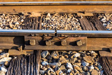 Kırsal Tayland ahşap destek ile eski bağlantı noktası tren veya demiryolu rayları yakın