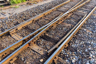 Kırsal Tayland ahşap destek ile eski tren veya demiryolu rayları yönlendirme yakın