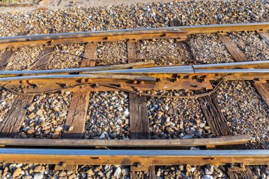 Kırsal Tayland ahşap destek ile eski tren veya demiryolu rayları yönlendirme yakın