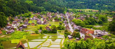 Panorama Geleneksel ve Tarihi Japon köyü Shirakawago Gifu Prefecture Japonya, Gokayama geleneksel Gassho-zukuri evleri nedeniyle Unesco Dünya Mirası Listesi'nde yazılı olmuştur