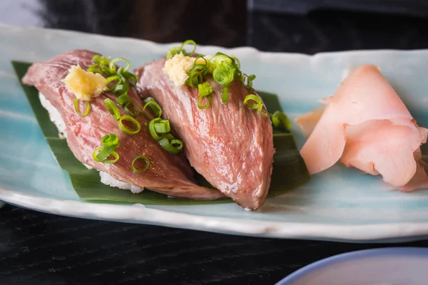 Doğranmış Bahar Soğan Zencefil Ile Pirinç Japon Beef Suşi — Stok fotoğraf