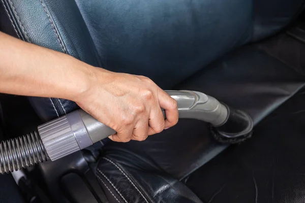 Membersihkan Interior Mobil Modern Dengan Vacuum Cleaner Menangani Vakum — Stok Foto