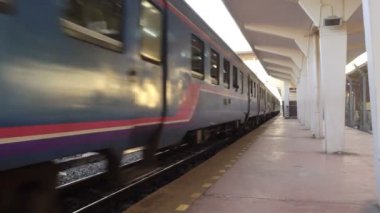 Nakhon Ratchasima, Tayland - 8 Eylül 2019 : Akşam Nakhon Ratchasima istasyonunda yolcu treni sürücü dizel motorlar kullanan bir tren