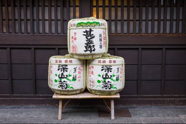 Takayama, Japonya - 9 Mayıs 2015 Takayama 'nın ünlü sake fabrikası geleneksel ev önünde turistlere satılık..