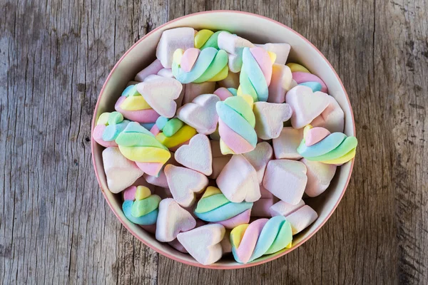 Multi Colorido Torção Marshmallow Coração Uma Tigela Fundo Madeira Espaço — Fotografia de Stock