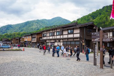 Gifu, Japonya-9 Mayıs 2015: Geleneksel ve Tarihi Japon köyü Shirakawago 'da gezen turistler. Gifu Bölgesi Japonya 'da Gokayama, Gthe-zukuri evleri nedeniyle Unesco Dünya Mirasları Listesi' ne yazıldı.