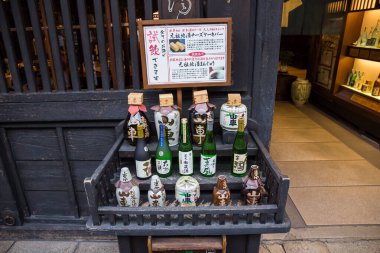 Takayama, Japonya - 9 Mayıs 2015 Takayama 'nın ünlü sake fabrikası geleneksel ev önünde turistlere satılık..