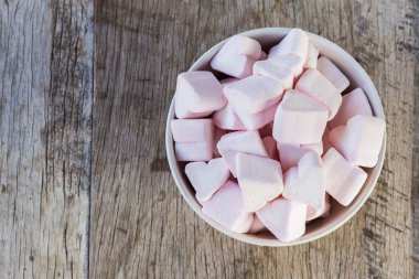 Beyaz kalp yumuşak beyaz lokum kalp ahşap arka planda bir kasede. Alan arkaplanı ve dokuyu kopyala