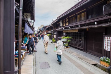 Takayama, Japonya - 9 Mayıs 2015: Turistler Takayama 'daki eski kenti ziyaret ettiler. Burası ünlü ve popüler bir yer ve Edo döneminden beri korunan bir yer.