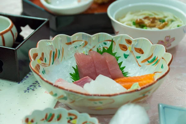 Salmone Tonno Sashimi Piatto Giapponese Con Verdure Fiori Con Wasabi — Foto Stock