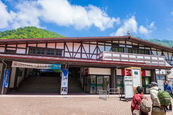 Tateyama - 9 Mayıs 2015 'te Japonya' nın Tateyama şehrinde Tateyama İstasyonu, Japonya Alpleri 'ne giden tramvay ya da tramvay istasyonudur.