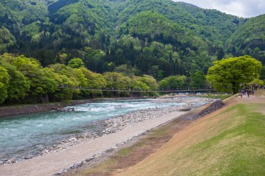 Gifu, Japonya-9 Mayıs 2015: Geleneksel ve Tarihi Japon köyü Shirakawago 'da gezen turistler. Gifu Bölgesi Japonya 'da Gokayama, Gthe-zukuri evleri nedeniyle Unesco Dünya Mirasları Listesi' ne yazıldı.