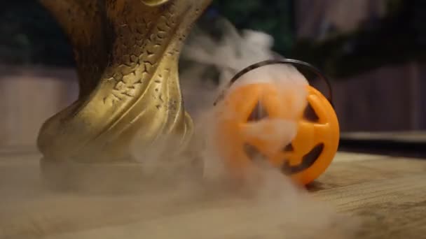 パーティーのテーブルの上には スモーキーなハロウィーンのカボチャが置かれています 煙を選ぶ — ストック動画