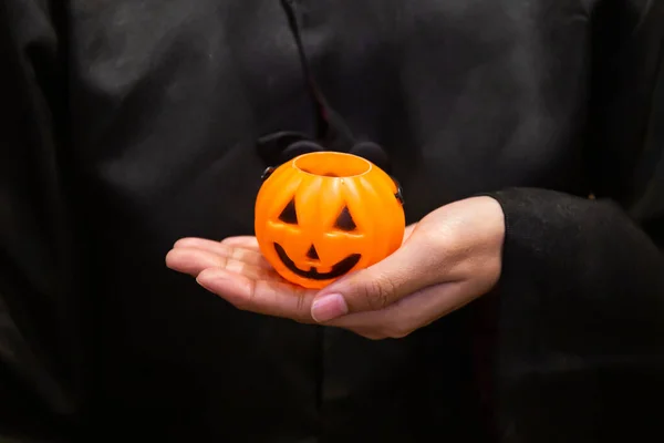 Calabaza Mano Chica Vestida Negro Fiesta Halloween — Foto de Stock