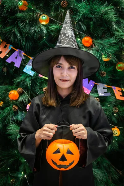 Mooie Jonge Verraste Vrouw Halloween Witch Donkere Stijl Met Het — Stockfoto