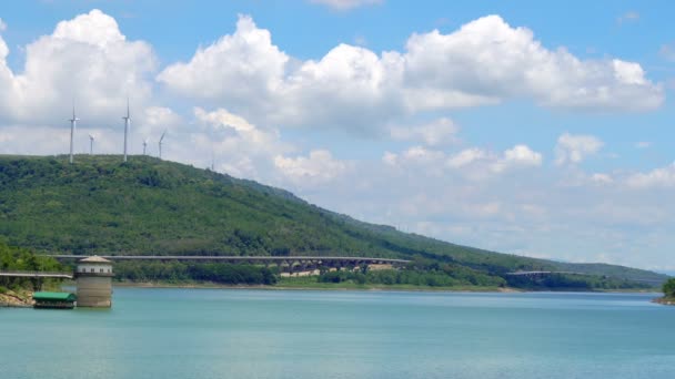 Paisagem Com Céu Nuvem Turbina Eólica Barragem Rio Auto Estrada — Vídeo de Stock