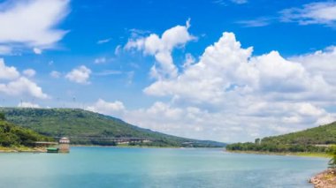 Bulutlu gökyüzü, rüzgar türbini, nehir barajı ve otoyol ile 4K Zaman Hızlandırması Nakhon Ratchasima Tayland 'daki Lam Takhong Barajı' nda Korat Pa-in
