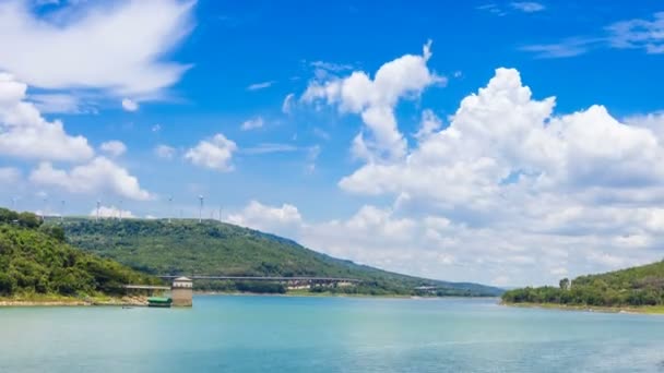 Time Lapse Táj Felhő Szél Turbina Folyó Gát Autópálya Bang — Stock videók