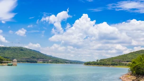 Time Lapse Táj Felhő Szél Turbina Folyó Gát Autópálya Bang — Stock videók