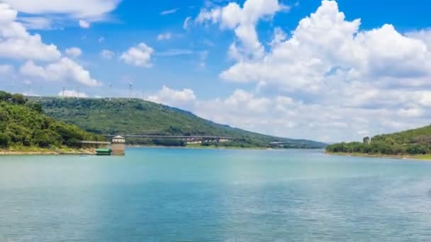 Time Lapse Táj Felhő Szél Turbina Folyó Gát Autópálya Bang — Stock videók