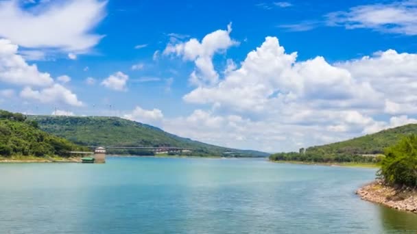 Time Lapse Paesaggio Con Cielo Nuvoloso Turbina Eolica Diga Fluviale — Video Stock