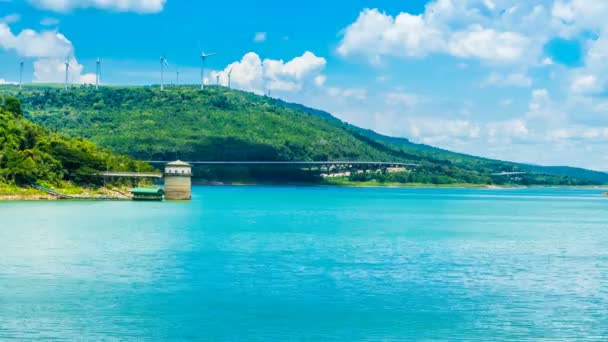 4K泰国Nakhon Ratchasima的Lam Takhong水坝 景观与云天 风力涡轮机 河流大坝和高速公路的时间差 — 图库视频影像