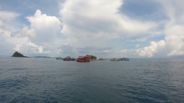 Perahu Membawa Turis Untuk Melihat Karang Dangkal Sebuah Pulau Kecil — Stok Video