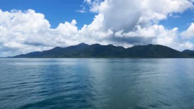 Tayland 'da Koh Chang' de dağları olan güzel bir deniz ve gökyüzü..